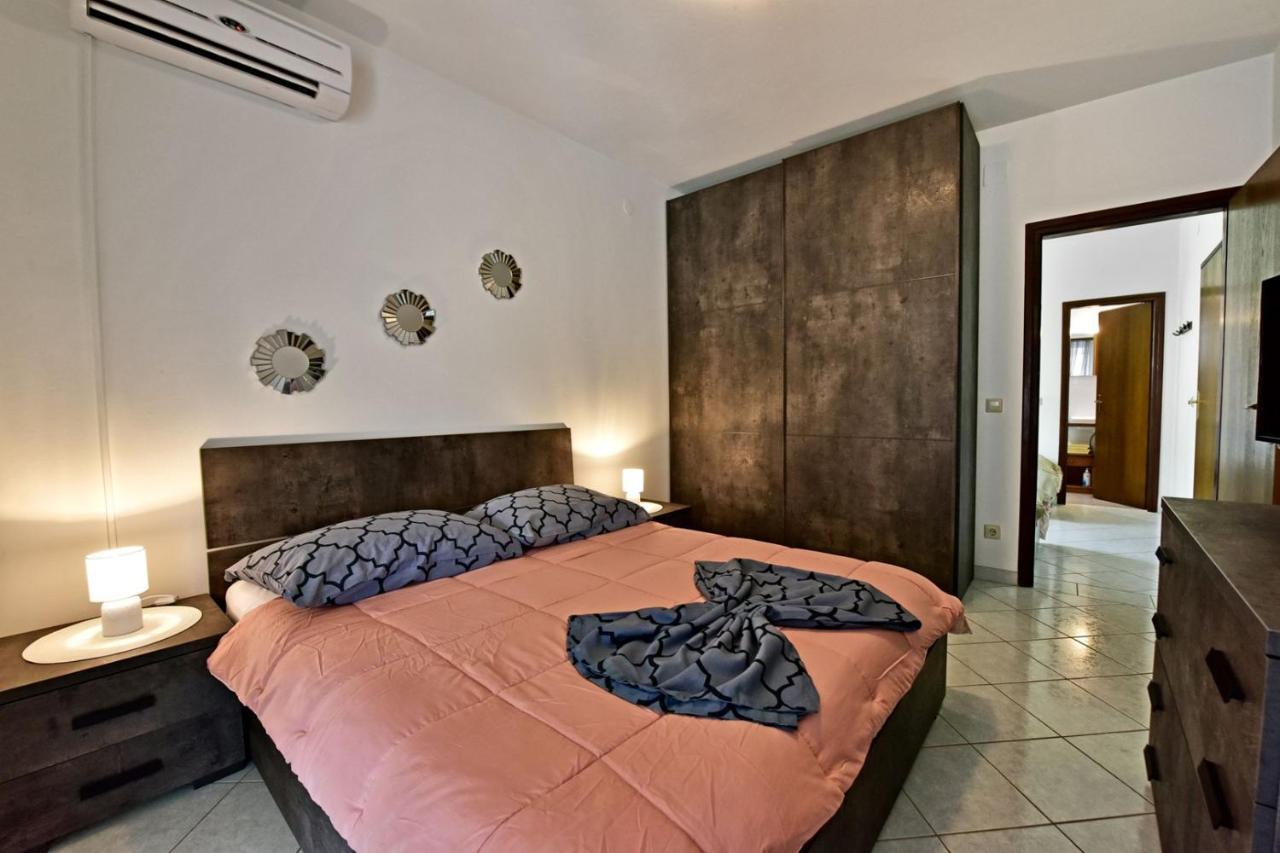 Apartments House Anna For Max 13 Persons In Porec, Pet Friendly Exterior foto